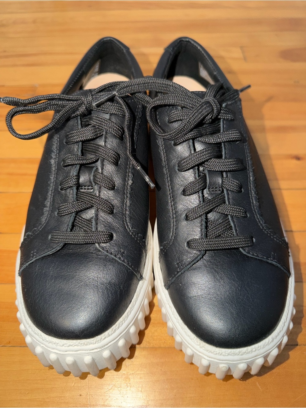 Clarks Signature Womens Black Leather Low-Top Sneakers with White Sole